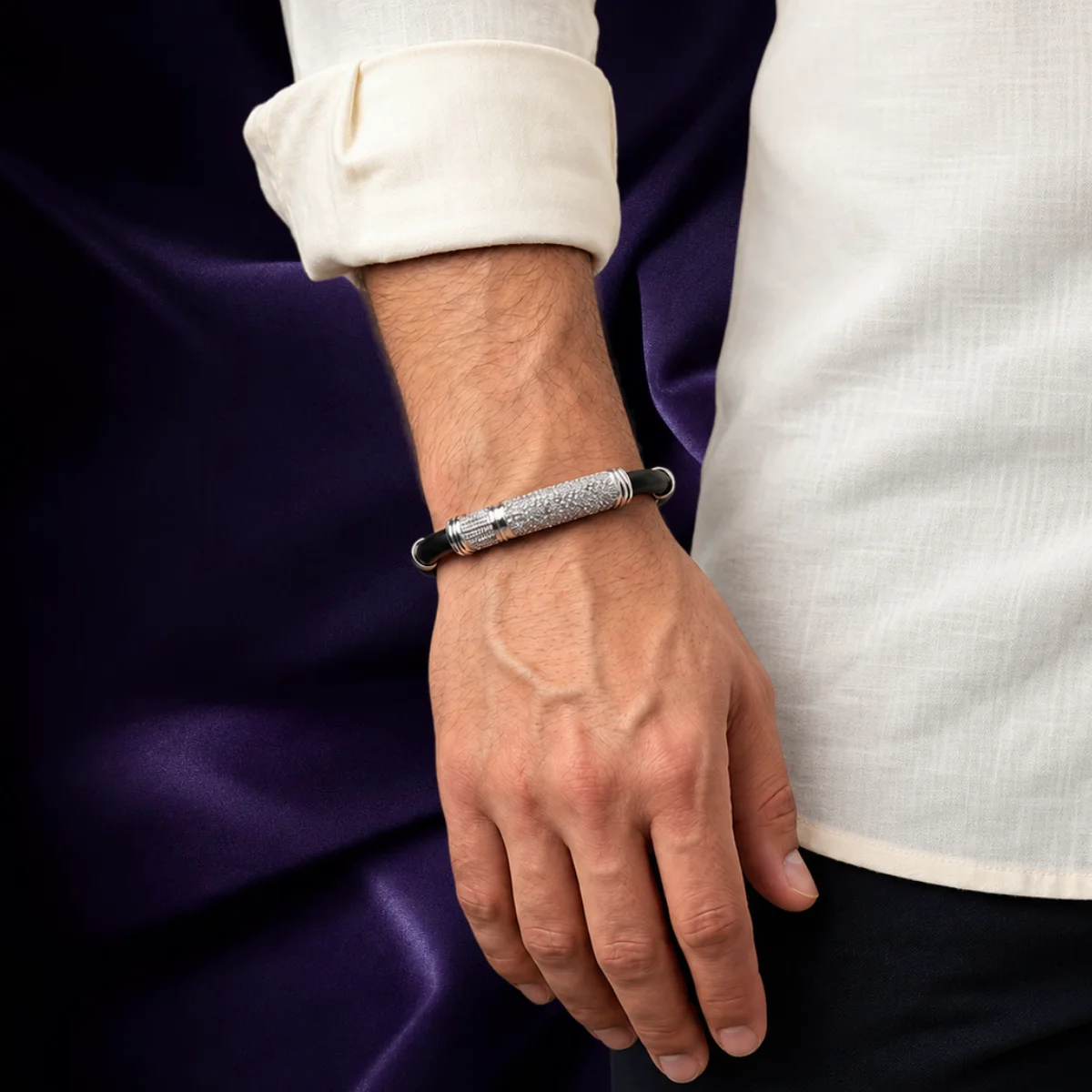 Textured centrepiece 92.5 silver wrist band for men